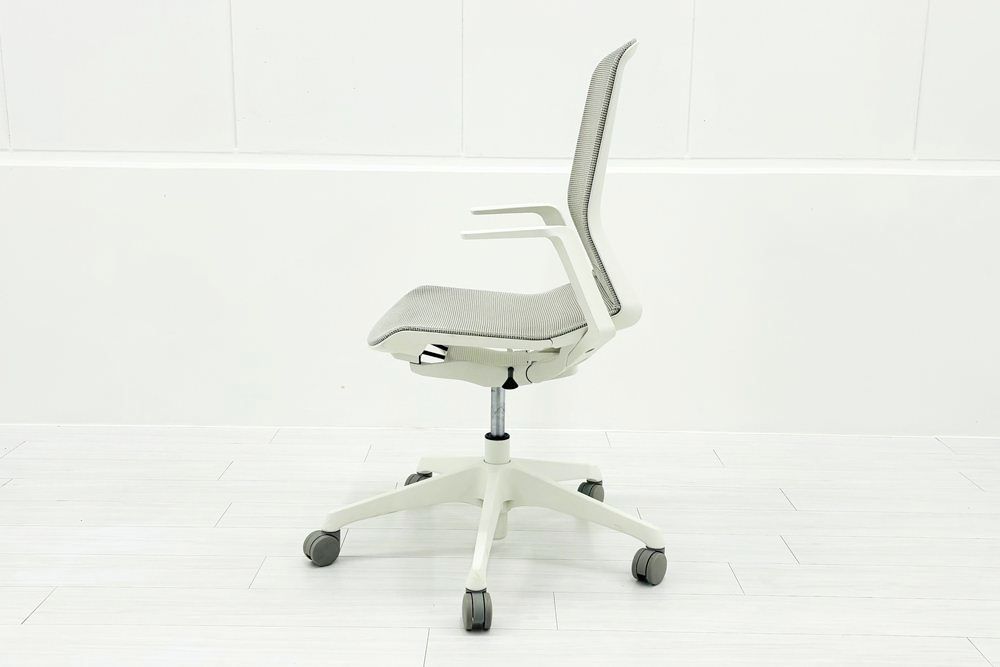 オカムラ CYNARA(シナーラ)シリーズ 中古 2022年製 メッシュチェア 中古オフィス家具 CD77LE-F2X2 ホワイトの画像