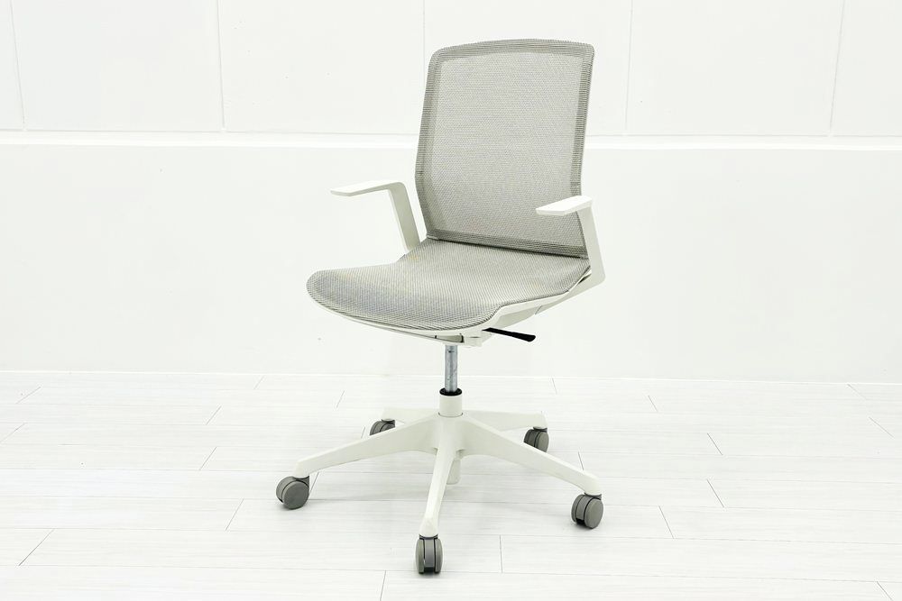 オカムラ CYNARA(シナーラ)シリーズ 中古 2022年製 メッシュチェア 中古オフィス家具 CD77LE-F2X2 ホワイトの画像