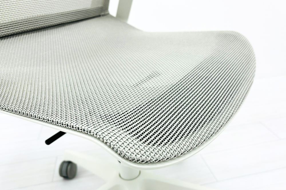 オカムラ CYNARA(シナーラ)シリーズ 中古 2022年製 メッシュチェア 中古オフィス家具 CD77LE-F2X2 ホワイトの画像