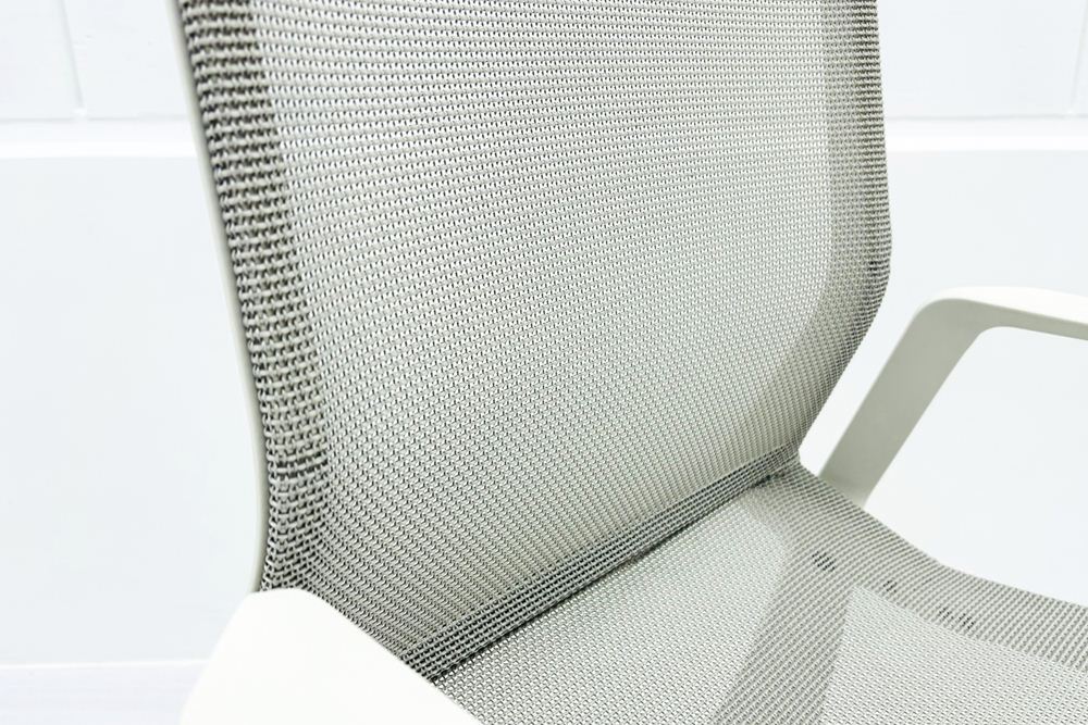 オカムラ CYNARA(シナーラ)シリーズ 中古 2022年製 メッシュチェア 中古オフィス家具 CD77LE-F2X2 ホワイトの画像