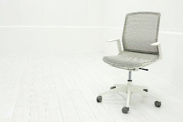 オカムラ CYNARA(シナーラ)シリーズ 中古 2022年製 メッシュチェア 中古オフィス家具 CD77LE-F2X2 ホワイトの画像