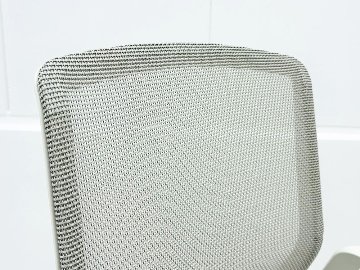 オカムラ CYNARA(シナーラ)シリーズ 中古 2022年製 メッシュチェア 中古オフィス家具 CD77LE-F2X2 ホワイトの画像