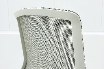 オカムラ CYNARA(シナーラ)シリーズ 中古 2022年製 メッシュチェア 中古オフィス家具 CD77LE-F2X2 ホワイトの画像