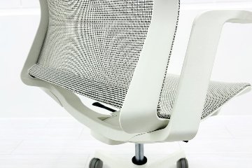 オカムラ CYNARA(シナーラ)シリーズ 中古 2022年製 メッシュチェア 中古オフィス家具 CD77LE-F2X2 ホワイトの画像