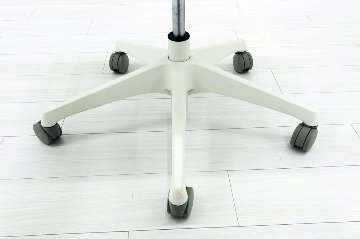 オカムラ CYNARA(シナーラ)シリーズ 中古 2022年製 メッシュチェア 中古オフィス家具 CD77LE-F2X2 ホワイトの画像