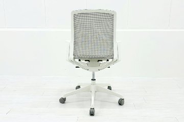 オカムラ CYNARA(シナーラ)シリーズ 中古 2022年製 メッシュチェア 中古オフィス家具 CD77LE-F2X2 ホワイトの画像