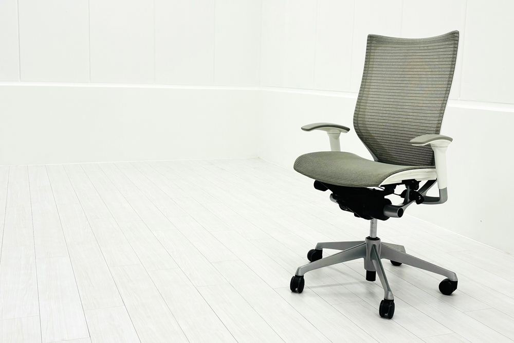 オカムラ バロンチェア 中古 2017年製 Baron 可動肘 ハイバック メッシュ 中古オフィス家具 ライトグレーの画像