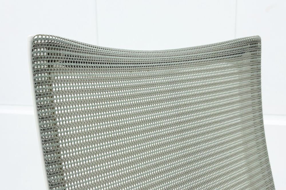 オカムラ バロンチェア 中古 2017年製 Baron 可動肘 ハイバック メッシュ 中古オフィス家具 ライトグレーの画像