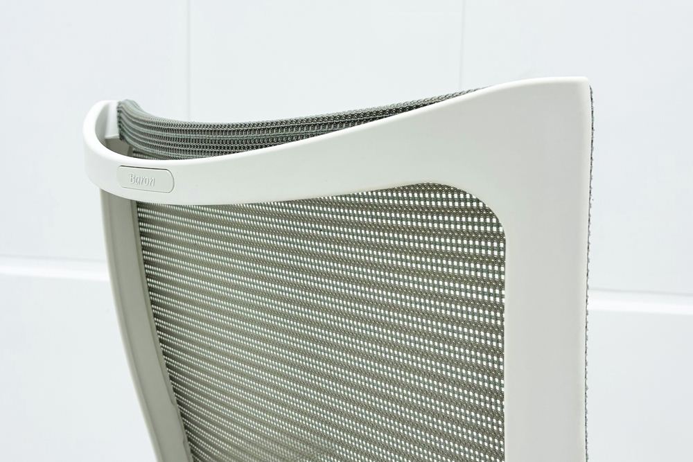 オカムラ バロンチェア 中古 2017年製 Baron 可動肘 ハイバック メッシュ 中古オフィス家具 ライトグレーの画像