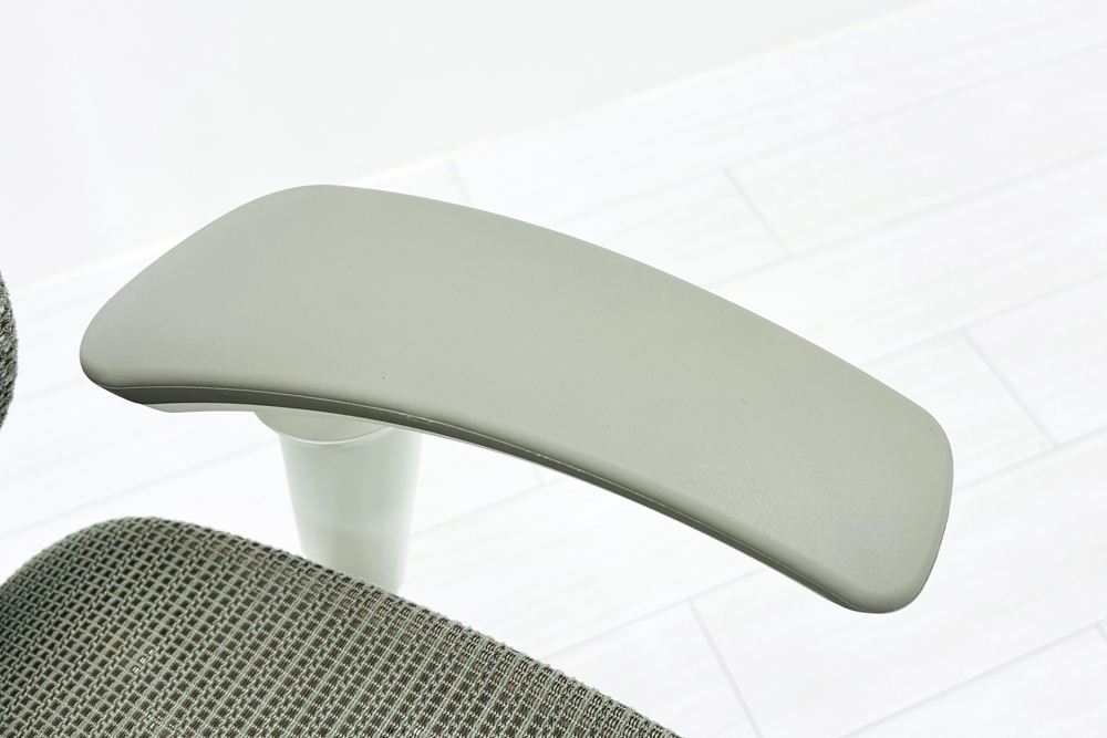 オカムラ バロンチェア 中古 2017年製 Baron 可動肘 ハイバック メッシュ 中古オフィス家具 ライトグレーの画像