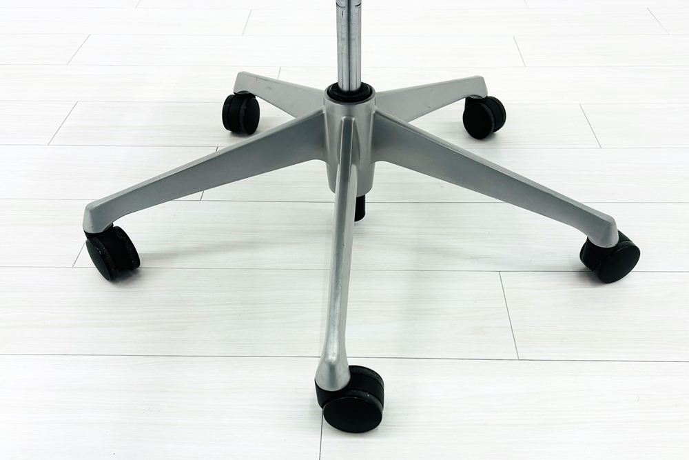 オカムラ バロンチェア 中古 2017年製 Baron 可動肘 ハイバック メッシュ 中古オフィス家具 ライトグレーの画像