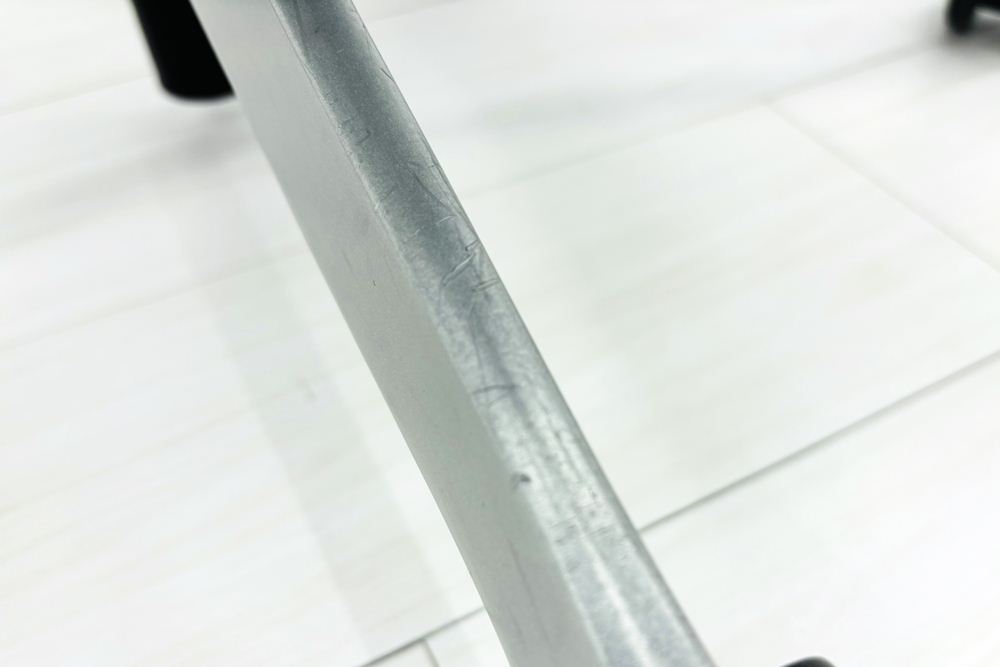 オカムラ バロンチェア 中古 2017年製 Baron 可動肘 ハイバック メッシュ 中古オフィス家具 ライトグレーの画像