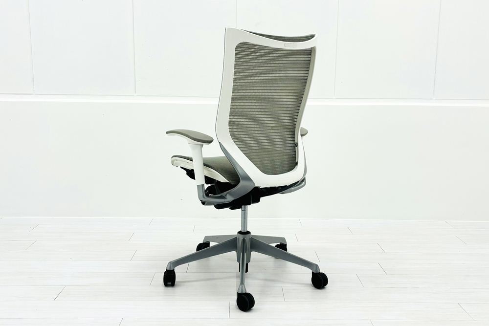 オカムラ バロンチェア 中古 2017年製 Baron 可動肘 ハイバック メッシュ 中古オフィス家具 ライトグレーの画像