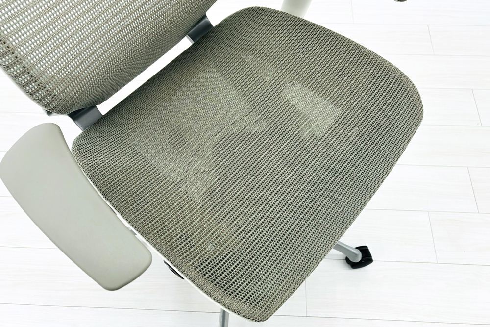 オカムラ バロンチェア 中古 2017年製 Baron 可動肘 ハイバック メッシュ 中古オフィス家具 ライトグレーの画像