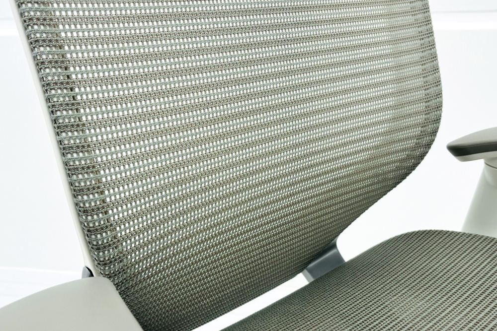 オカムラ バロンチェア 中古 2017年製 Baron 可動肘 ハイバック メッシュ 中古オフィス家具 ライトグレーの画像