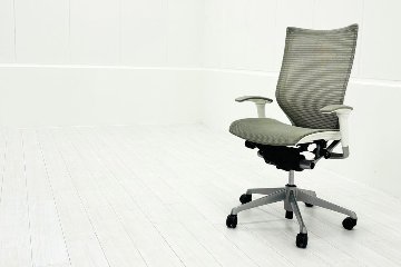 オカムラ バロンチェア 中古 2017年製 Baron 可動肘 ハイバック メッシュ 中古オフィス家具 ライトグレーの画像
