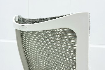 オカムラ バロンチェア 中古 2017年製 Baron 可動肘 ハイバック メッシュ 中古オフィス家具 ライトグレーの画像