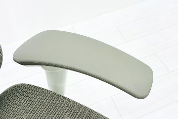 オカムラ バロンチェア 中古 2017年製 Baron 可動肘 ハイバック メッシュ 中古オフィス家具 ライトグレーの画像