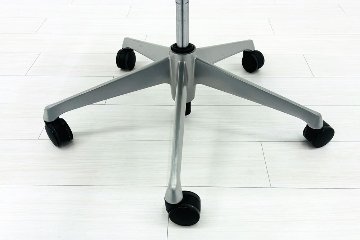 オカムラ バロンチェア 中古 2017年製 Baron 可動肘 ハイバック メッシュ 中古オフィス家具 ライトグレーの画像