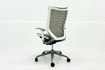 オカムラ バロンチェア 中古 2017年製 Baron 可動肘 ハイバック メッシュ 中古オフィス家具 ライトグレーの画像