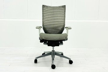 オカムラ バロンチェア 中古 2017年製 Baron 可動肘 ハイバック メッシュ 中古オフィス家具 ライトグレーの画像