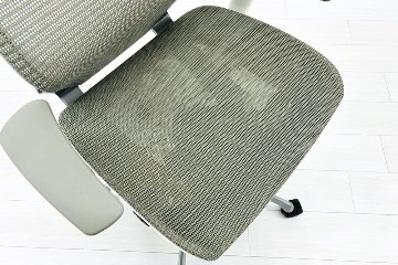 オカムラ バロンチェア 中古 2017年製 Baron 可動肘 ハイバック メッシュ 中古オフィス家具 ライトグレーの画像