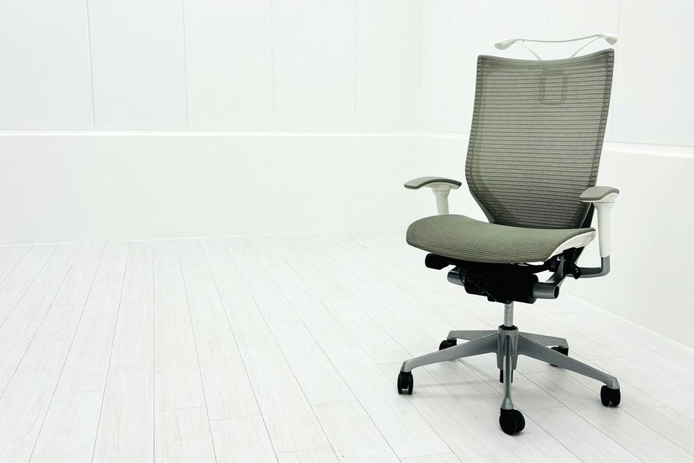 オカムラ バロンチェア 中古 2019年製 Baron 可動肘 ハイバック メッシュ ハンガー付き 中古オフィス家具 ライトグレーの画像