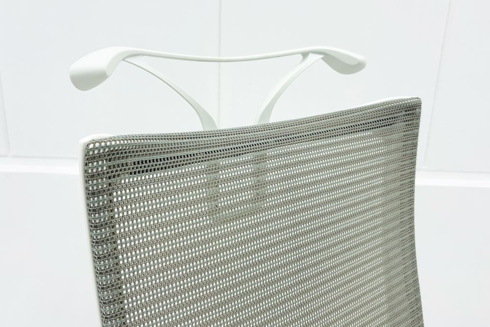 オカムラ バロンチェア 中古 2019年製 Baron 可動肘 ハイバック メッシュ ハンガー付き 中古オフィス家具 ライトグレーの画像