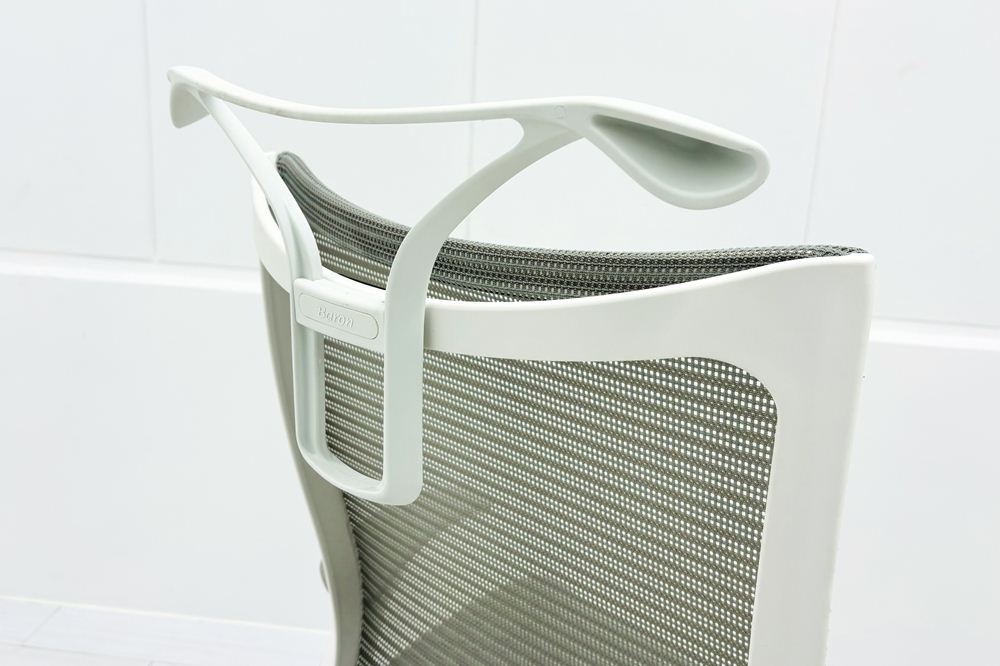 オカムラ バロンチェア 中古 2019年製 Baron 可動肘 ハイバック メッシュ ハンガー付き 中古オフィス家具 ライトグレーの画像