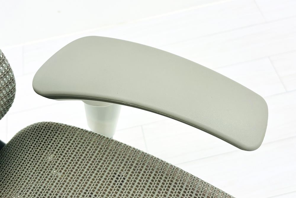 オカムラ バロンチェア 中古 2019年製 Baron 可動肘 ハイバック メッシュ ハンガー付き 中古オフィス家具 ライトグレーの画像