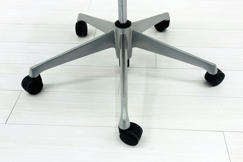 オカムラ バロンチェア 中古 2019年製 Baron 可動肘 ハイバック メッシュ ハンガー付き 中古オフィス家具 ライトグレーの画像