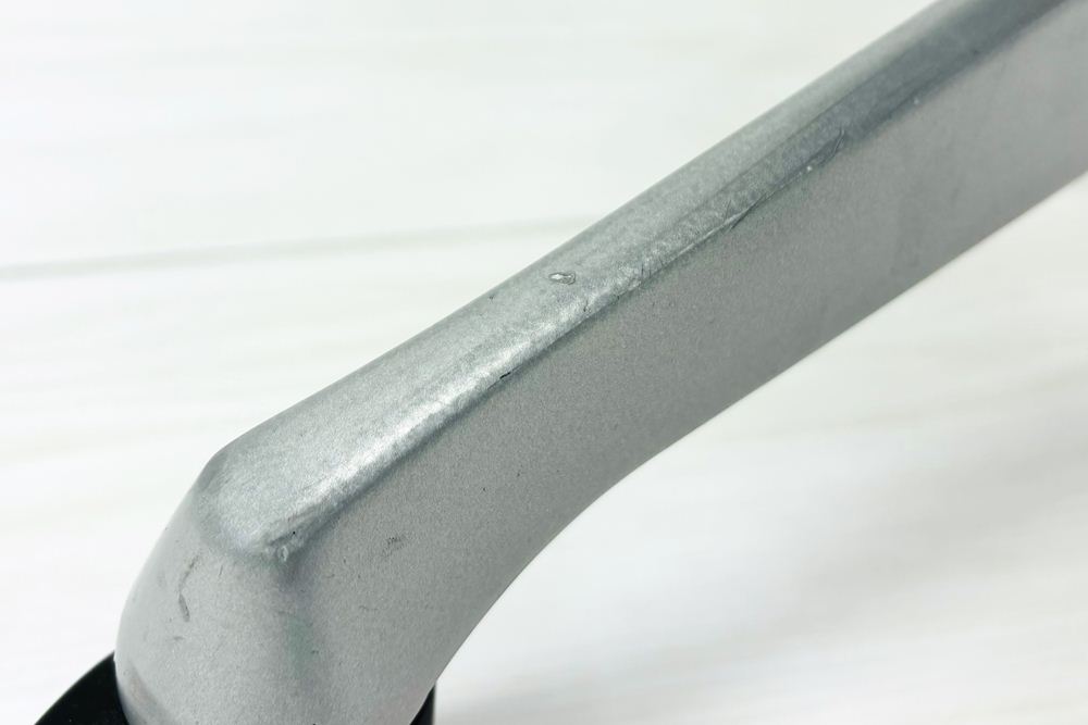 オカムラ バロンチェア 中古 2019年製 Baron 可動肘 ハイバック メッシュ ハンガー付き 中古オフィス家具 ライトグレーの画像