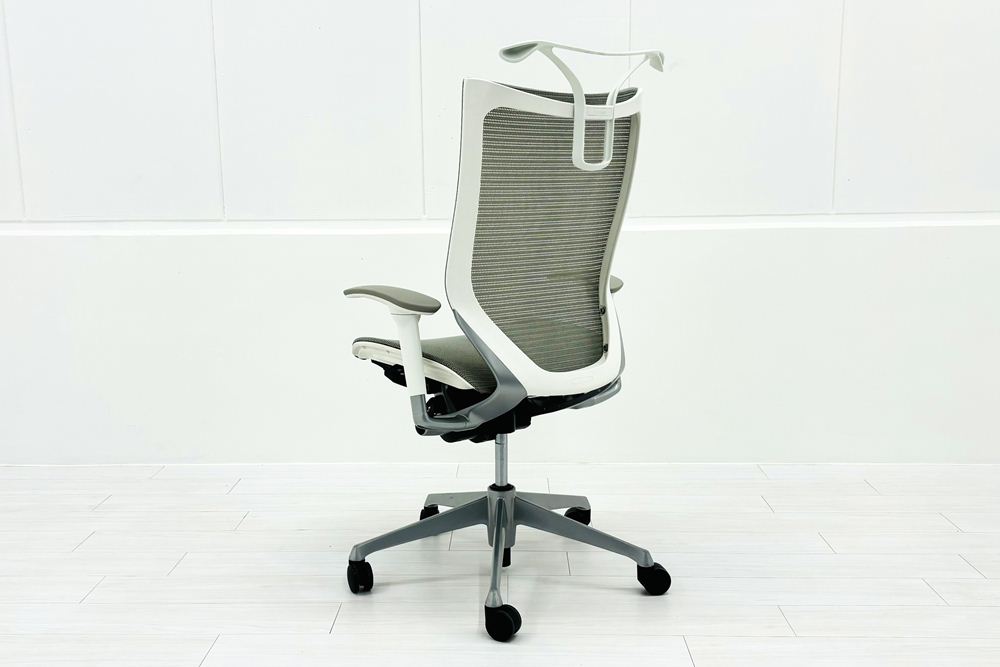 オカムラ バロンチェア 中古 2019年製 Baron 可動肘 ハイバック メッシュ ハンガー付き 中古オフィス家具 ライトグレーの画像