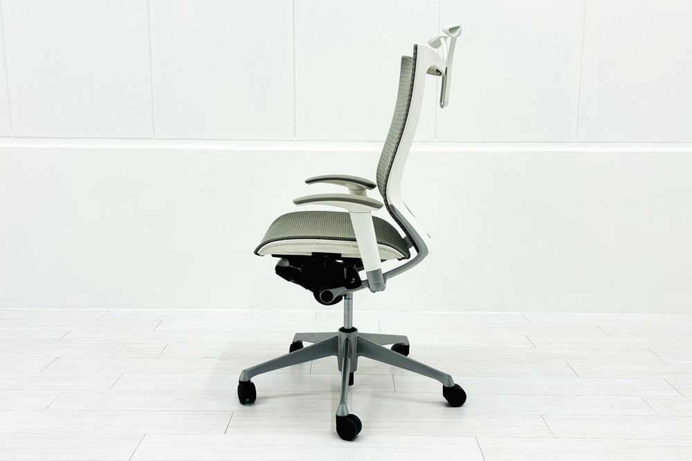 オカムラ バロンチェア 中古 2019年製 Baron 可動肘 ハイバック メッシュ ハンガー付き 中古オフィス家具 ライトグレーの画像