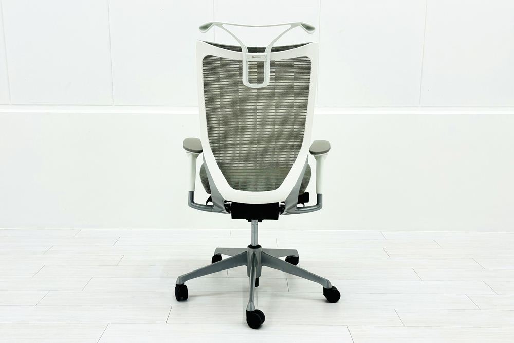 オカムラ バロンチェア 中古 2019年製 Baron 可動肘 ハイバック メッシュ ハンガー付き 中古オフィス家具 ライトグレーの画像