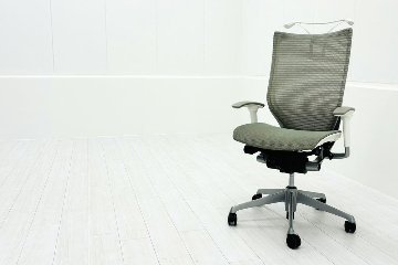 オカムラ バロンチェア 中古 2019年製 Baron 可動肘 ハイバック メッシュ ハンガー付き 中古オフィス家具 ライトグレーの画像