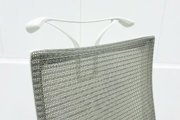 オカムラ バロンチェア 中古 2019年製 Baron 可動肘 ハイバック メッシュ ハンガー付き 中古オフィス家具 ライトグレーの画像