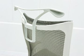 オカムラ バロンチェア 中古 2019年製 Baron 可動肘 ハイバック メッシュ ハンガー付き 中古オフィス家具 ライトグレーの画像
