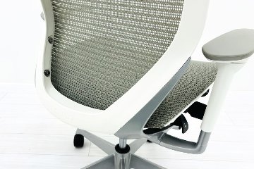 オカムラ バロンチェア 中古 2019年製 Baron 可動肘 ハイバック メッシュ ハンガー付き 中古オフィス家具 ライトグレーの画像