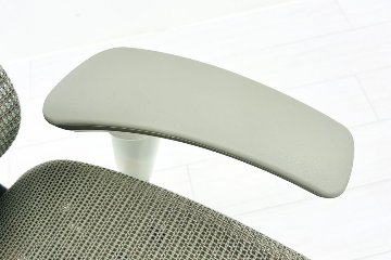 オカムラ バロンチェア 中古 2019年製 Baron 可動肘 ハイバック メッシュ ハンガー付き 中古オフィス家具 ライトグレーの画像