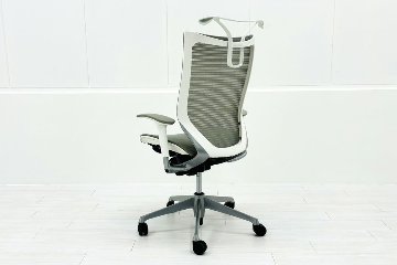オカムラ バロンチェア 中古 2019年製 Baron 可動肘 ハイバック メッシュ ハンガー付き 中古オフィス家具 ライトグレーの画像