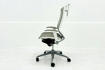 オカムラ バロンチェア 中古 2019年製 Baron 可動肘 ハイバック メッシュ ハンガー付き 中古オフィス家具 ライトグレーの画像