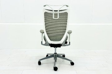 オカムラ バロンチェア 中古 2019年製 Baron 可動肘 ハイバック メッシュ ハンガー付き 中古オフィス家具 ライトグレーの画像