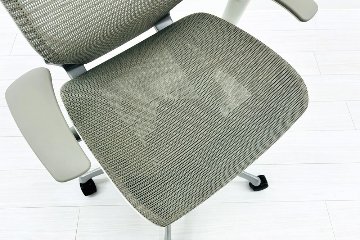 オカムラ バロンチェア 中古 2019年製 Baron 可動肘 ハイバック メッシュ ハンガー付き 中古オフィス家具 ライトグレーの画像