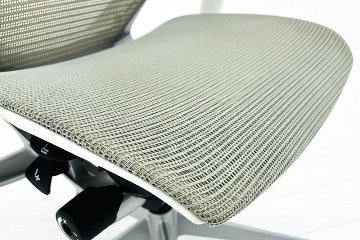 オカムラ バロンチェア 中古 2019年製 Baron 可動肘 ハイバック メッシュ ハンガー付き 中古オフィス家具 ライトグレーの画像