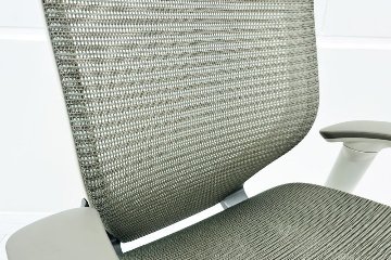 オカムラ バロンチェア 中古 2019年製 Baron 可動肘 ハイバック メッシュ ハンガー付き 中古オフィス家具 ライトグレーの画像