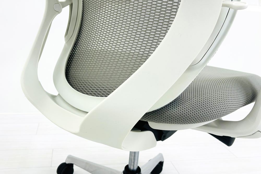 オカムラ シルフィーチェア 中古 2018年製 ハイバック 可動肘 OKAMURA Sylphy 中古オフィス家具 ライトグレーの画像