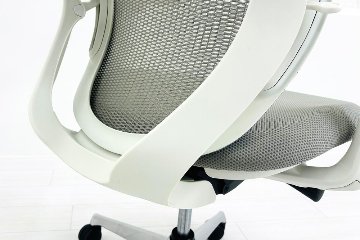 オカムラ シルフィーチェア 中古 2018年製 ハイバック 可動肘 OKAMURA Sylphy 中古オフィス家具 ライトグレーの画像