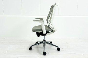 オカムラ シルフィーチェア 中古 2018年製 ハイバック 可動肘 OKAMURA Sylphy 中古オフィス家具 ライトグレーの画像