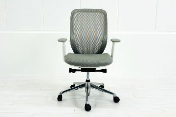 オカムラ シルフィーチェア 中古 2018年製 ハイバック 可動肘 OKAMURA Sylphy 中古オフィス家具 ライトグレーの画像